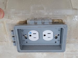 Weatherproof Outlet with in-use cover